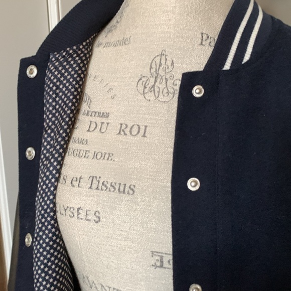 Navy wool jacket from Forever 21. Perfect shape. Worn once. Sz L - Picture 4 of 9